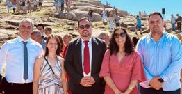 El exalcalde y portavoz del PSOE, Iago Toba (en el centro), posa con los compa�eros de la agrupaci�n socialista el pasado domingo, d�a 13, en las inmediaciones del santuario de A Barca, justo un d�a antes de la trifulca.
