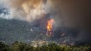 Un helic�ptero trabaja en las labores de extinci�n del fuego en el municipio de El Tiemblo, en �vila