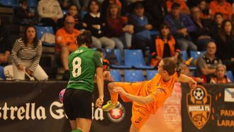 Sydorenko pugna con Rojo en un lance del partido en el Vista Alegre.