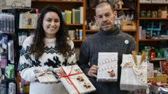 En Escolma envuelven los libros para regalo en papel de peri�dico