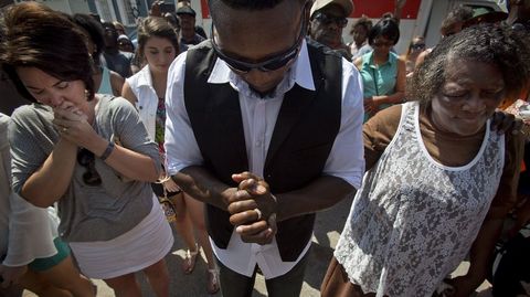 Rezos en el exterior del templo.