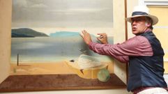 Mart�nez, en Malpica, diante dunha obra de Lugr�s