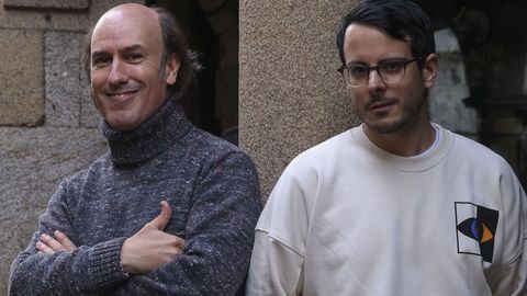 Carlos Nez e lex Guilln (Baiuca), na ra do Vilar en Santiago.