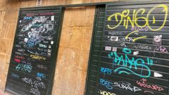 Pintadas en las persianas de un comercio de Oviedo que lleva tiempo cerrado