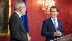 Sebastian Kurz (a la derecha) y el presidente de Austria Van der Bellen en el acto en el que formalizaron la convocatoria electoral