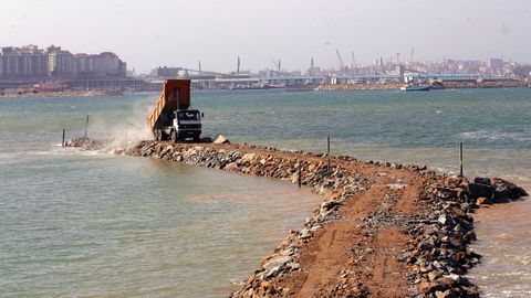 Las corrientes han cambiado mucho en Santa Cristina y de ser una zona con mucha arena, pas� a perderla debido al oleaje y las corrientes por lo que en el a�o 2006 se ejecut� un dique para evitar esos movimientos