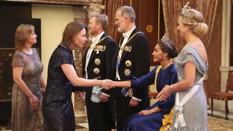 La reina Letizia participó sentada en el besamanos debido a la dolencia que sufre en el pie izquierdo