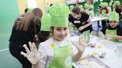 Los peque�os aprendieron a hacer masa de empanada