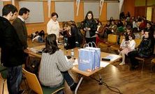 Los participantes en el �ltimo desfile del CCA recibieron ayer un ced� con fotos.