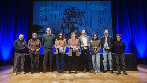  De izquierda a derecha, Xess Ron, Patricia de Lorenzo, Xaqun Lpez, Natividade Gonzlez, Mriam Louzao, Jacobo Sutil, Alixa Ladson, Fran Sieira y Andrea Quintana, que presentaron la programacin escnica de Santiago 