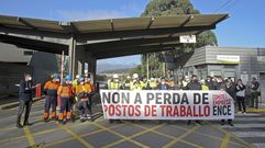 Concentraci�n de trabajadores delante de las cabinas del acceso a la f�brica de Ence en Louriz�n