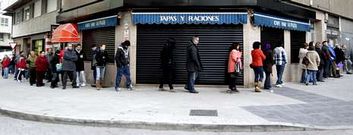 Imagen de archivo de una cola ante la oficina de empleo en Monelos.