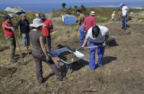 Los trabajos se desarrollan en una superficie de trescientos metros cuadrados, en la plataforma superior.