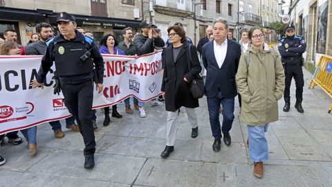 Los representantes sindicales del Concello de Pontevedra increparon a los concejales del gobierno local a su llegada al pleno