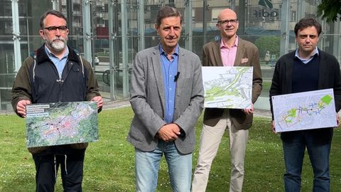 Carlos Fern�ndez Llaneza, en el centro, durante la presentaci�n de la propuesta de crear un corredor verde en Oviedo