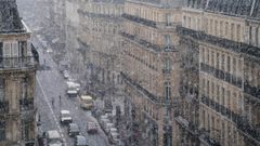 Gente caminando por la calle bajo los copos de nieve en Par�s (Francia).