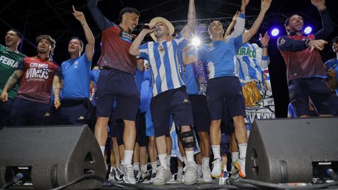 Celebraci�n del ascenso del Deportivo de madrugada en la explanada de Riazor