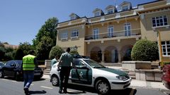 La Guardia Civil investiga el contenido del sobre hallado.