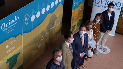 El alcalde de Oviedo, Alfredo Canteli (c), posa junto a los alcaldes de los ayuntamientos asturianos implicados mientras preside la firma del convenio de colaboraci�n entre los Ayuntamientos asturianos por los que transcurre el Camino Primitivo, este martes, en Gij�n