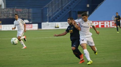 �scar Gil disputa un bal�n en un UCAM-Real Oviedo