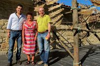 Antonio Paz, Socorro Leal y Xan Fern�ndez, ante el secadero.