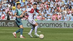 Ferran Jutgl� con el bal�n, ante la presi�n de Antonio Blanco