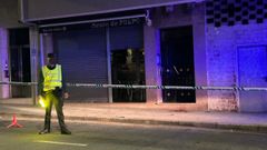 Uncharco de sangre en el portal de Ordes, acordonado por la Guardia Civil, donde tuvo lugar la pelea.