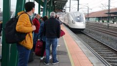 Viajeros esperando la llegada de un tren Avril en Vilagarc�a, hasta ahora utilizados �nicamente en los trayectos hacia Madrid, en una imagen de archivo. 