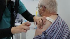 Un hombre recibe la vacuna contra el covid en Expocoru�a