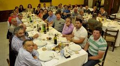 La primera reuni�n de delegados parroquiales y representantes del gobierno local fue en una cena el viernes.