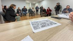 Vecinos del Agra da Lagoa, en la reuni�n con el PP de Carballo