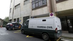 Furg�n de la Guardia Civil ante los juzgados de Viveiro