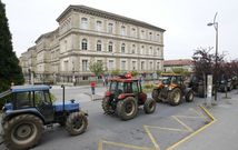 Los ganaderos rodearon con sus tractores el edificio principal de la Xunta en San Caetano, algo que ten�an previsto para hoy. 