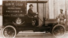 Lence, al volante de un coche de reparto de Viena Capellanes, en 1915