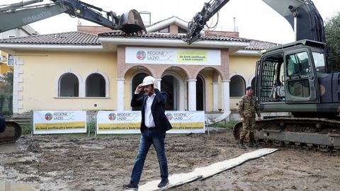 Salvini, entre dos excavadoras que derriban un chal� propiedad de un mafioso en Roma