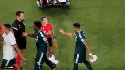 Vinicius y Mbapp�, ya con la camiseta quitada