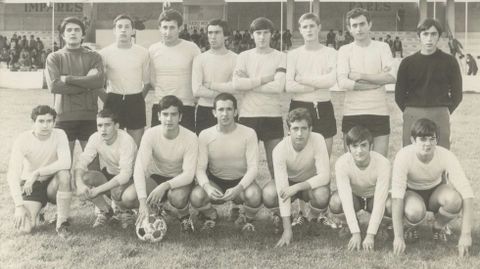 Equipo juvenil. Javier, Real, Casanova, Piqui, Novelle, Josito, Rub�n y asturiano �de pie�; Santiso, Celestino, N��ez, Ra�ces, Alfonso, Vicente y Horacio �agachados�