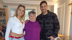 Violeta Crespo y Eduardo Insua, con Mariloli Prez, vecina de O zaro