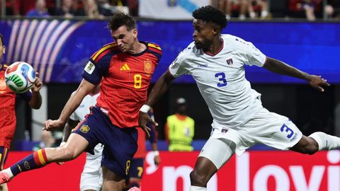 El futbolista Fabi�n, junto al jugador Diney, de Cabo Verde
