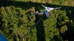 Salto de Puenting sobre el ro Tambre.
