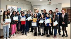 El alcalde y la concejala de Cultura, en el centro, posan con los ganadores del concurso