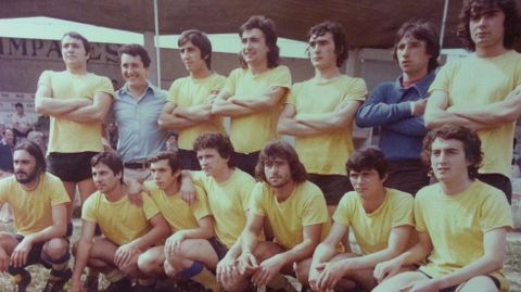 Tercero en la serie B. Tat�, Barrientos, Losada, Demetrio, Carpante, Pocholo, Palacios �de pie�; Manolo, Coutado, V�zquez, Lis, Izuma, Mil�ny Pita �agachados�