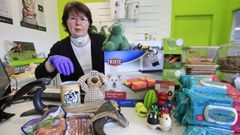 M�nica, al frente de La Tienda de Alf, explica que las toallitas son un buen m�todo para limpiar el pelo del animal tras salir de paseo