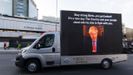 Una furgoneta con una imagen de Boris Johnson y un mensaje de nimo, en Londres