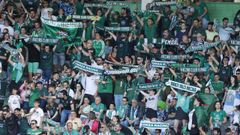Aficionados animando al equipo en el �ltimo partido en A Malata.