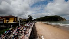  El pelotn durante la decimosptima etapa de la Vuelta a Espaa disputada este mircoles entre Ribadesella y el Alto de Angliru,