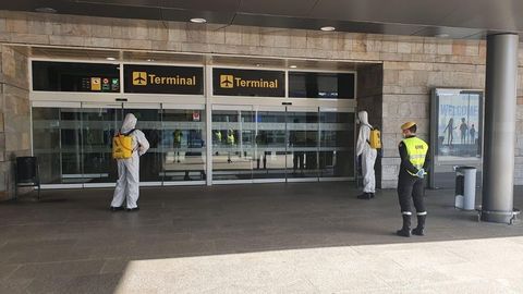 Militares de la UME, el pasado viernes realizando trabajos de desinfeccin en el aeropuerto de Alvedro