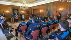 La alcaldesa de Avils, Mariv Montesern, ha dado este mircoles la bienvenida a los doce nuevos agentes que se incorporan a la plantilla de la Polica Local.