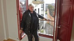 Loli Lago, en la ventana de su habitaci�n en el primer piso de Arg�elles, 1, su nuevo hogar.