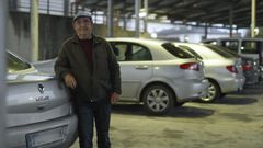 Eliseo, ya jubilado, aparca siempre su coche y su furgoneta a pocos metros de la plaza mayor de Portomarn